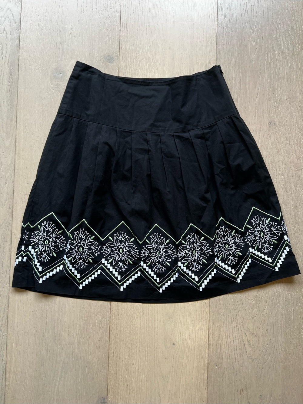 Ann Taylor Factory Black Embroidered Pleated A-Line Skirt Size 8P